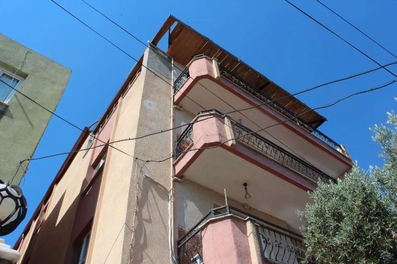 Dördüncü katın çatısından düşen genç kız yaşam savaşı veriyor
