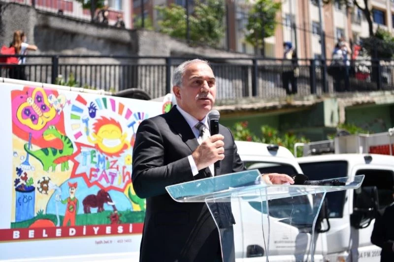 Fatih’te çocukların ödüllü resimleri belediyenin çöp kamyonlarını renklendirdi
