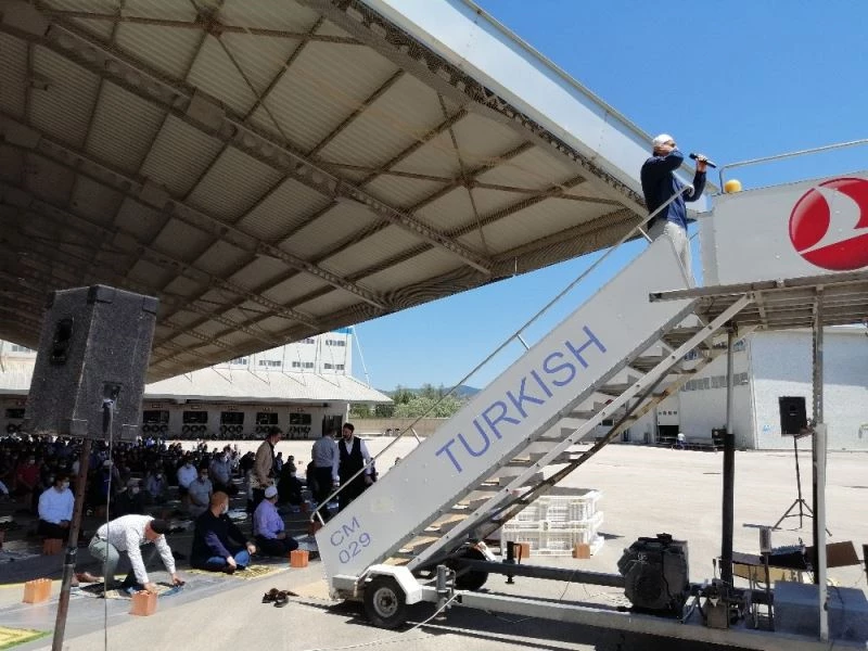 Uçak merdiveninden cuma hutbesi
