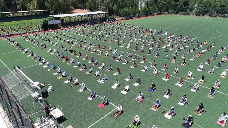 Yüzlerce vatandaş yeşil sahalarda saf tuttu
