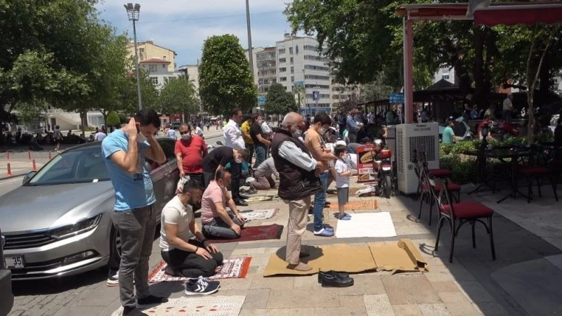 Cuma namazında cemaat cami bahçelerinin dışına taştı
