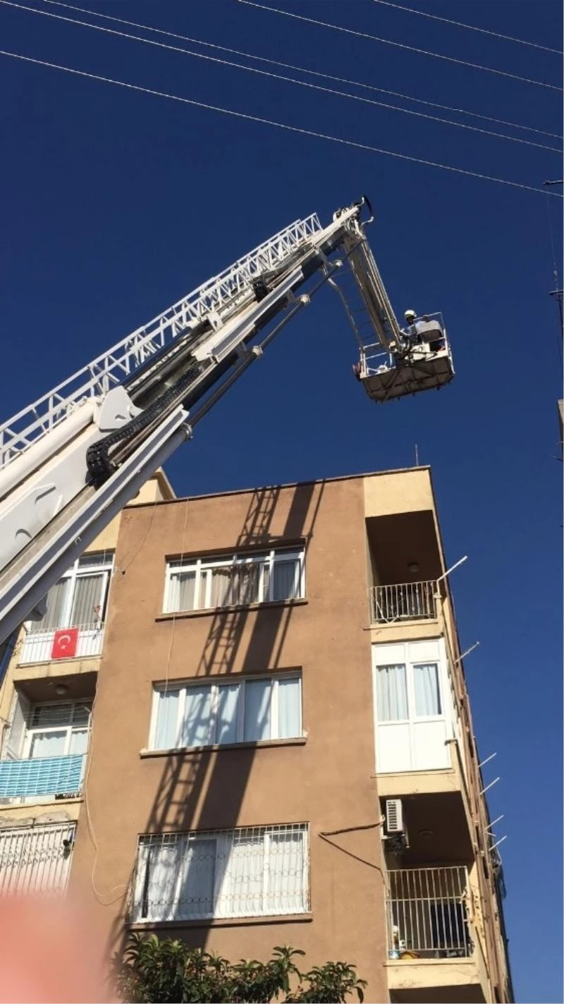 7. katta iskelede asılan kalan boyacının imdadına itfaiye yetişti
