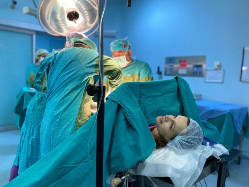 Doktor, eşinin sezaryen ameliyatını yaptı, çifte mutluluk yaşadı
