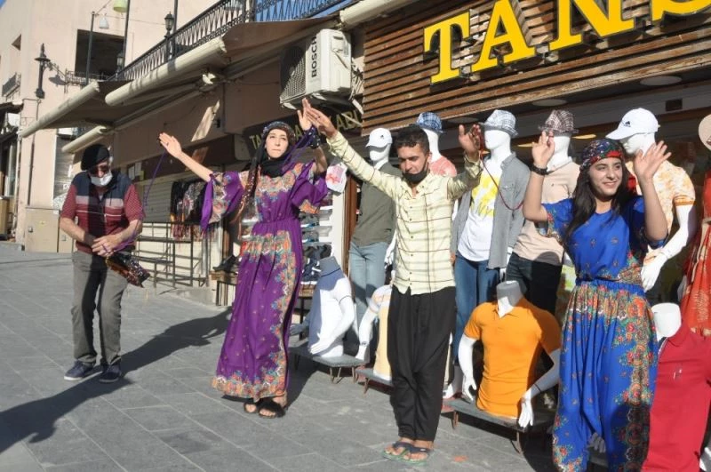 Ayakkabı bağcıkları ile sosyal mesafe oluşturup halay çektiler
