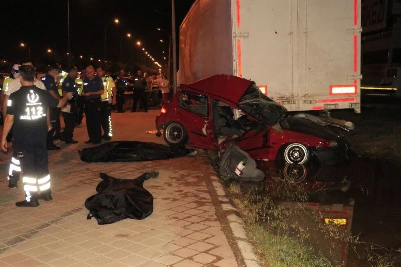 Kontrolden çıkan otomobil yol kenarına bırakılan dorseye çarptı: 2 ölü
