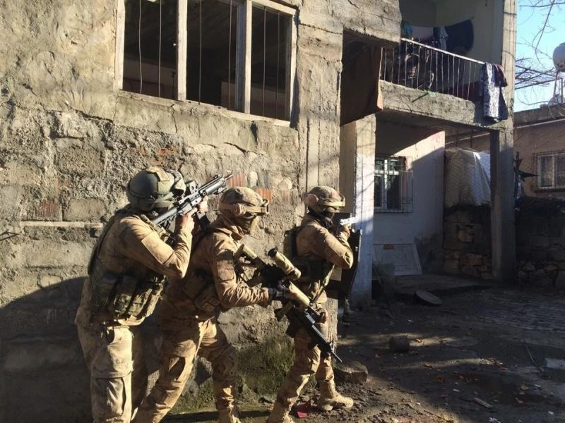 Etkisiz hale getirilen 2 PKK’lı teröriste yardım ve yataklık yapan şahıslar gözaltına alındı
