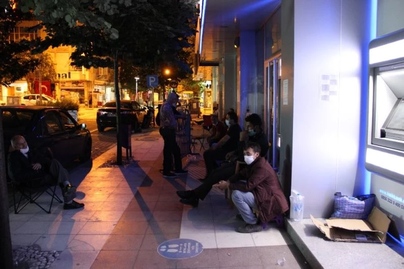 Ev sahibi olabilmek için 2 gün öncesinden sıraya girdiler
