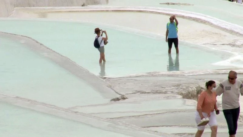 Pamukkale travertenleri yerli turistleri ağırlıyor
