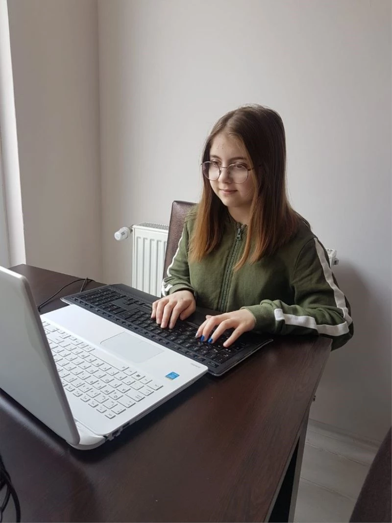 1 dakikada 109 sözcük yazarak şampiyon oldu, Afyonkarahisar’ı gururlandırdı
