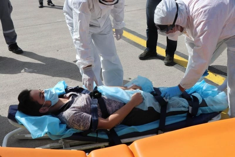 Ukrayna’da düşerek belini kıran genç, Türkiye’ye uçak ambulans ile getirildi
