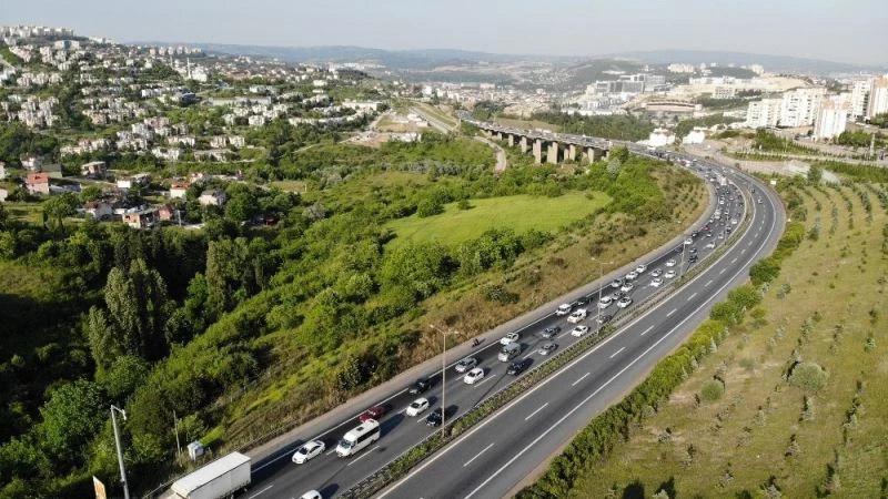 Hafta sonunu tatil yaparak değerlendiren tatilcilerin dönüşü TEM’i kilitledi

