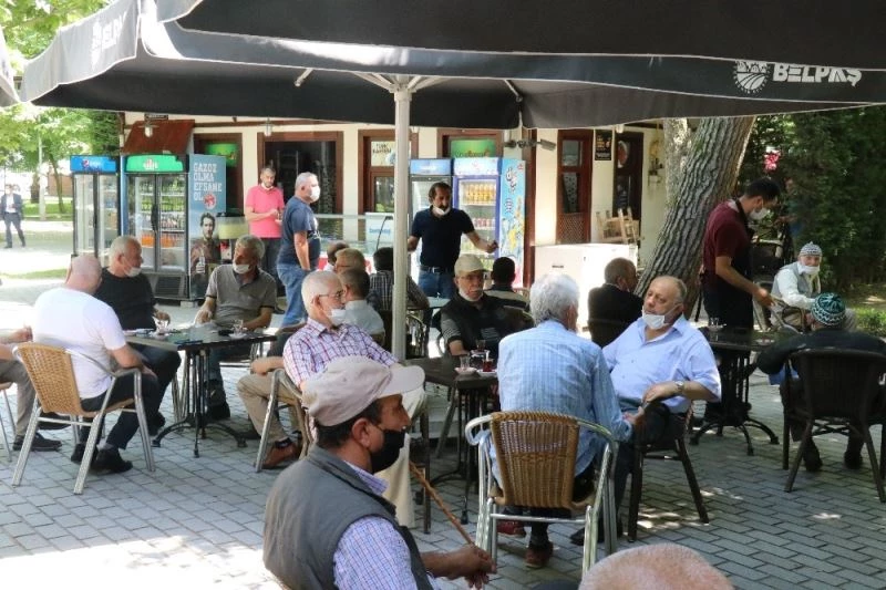65 yaş ve üzeri vatandaşlar Millet Bahçesi ile çay ocaklarına akın etti
