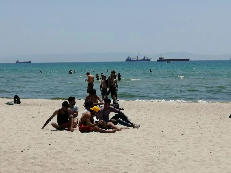 Plajda sosyal mesafe kuralı ikinci planda kaldı
