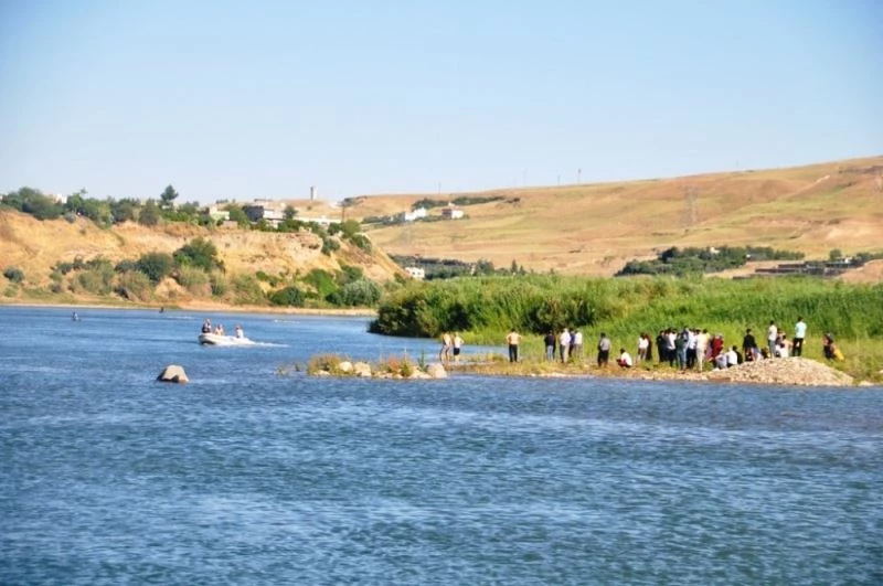Cizre’de Dicle Nehrine giren 2 kardeşten biri öldü, diğeri kayboldu
