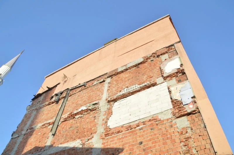 Çökme tehlikesi olan ve boşaltılan iki binanın kolonlarından gelen sesler mahalleliyi tedirgin etti
