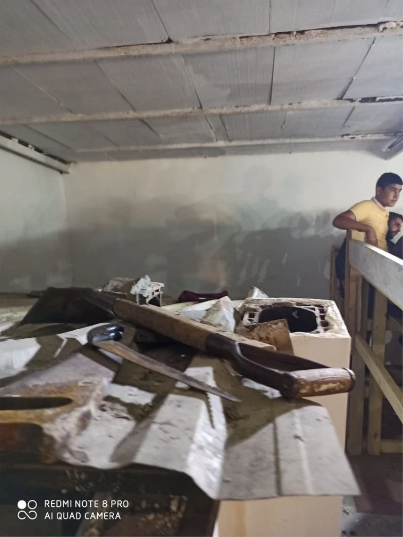 Çatı katını stada çevirip horoz dövüştürürken yakalandılar
