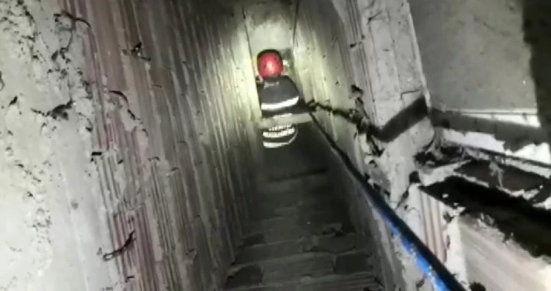 İtfaiye erleri havalandırma boşluğuna düşen tavşanı böyle kurtardı
