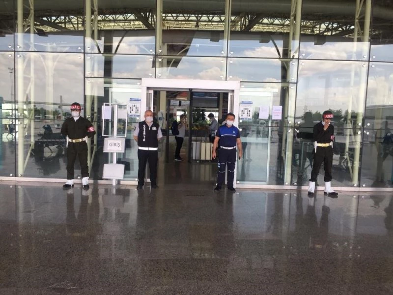 Mehmetçikler büyükşehir tarafından birliklerine ulaştırıldı
