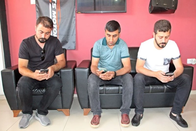 Cep telefonlarından şebeke sinyali gidince, hayatlarının şokunu yaşadılar
