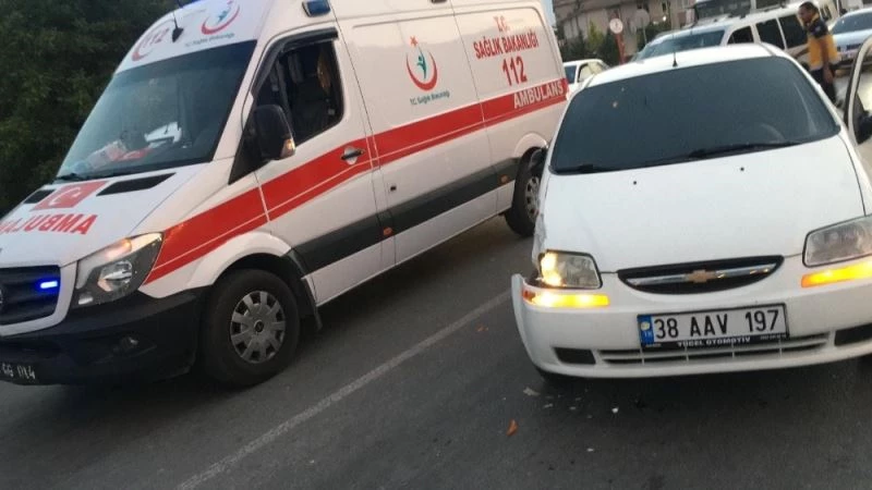 Direksiyon hakimiyeti kaybolan araç ambulansa çarptı
