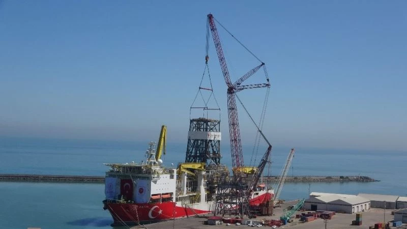 Boğazdan Karadeniz’e geçişi öncesi kuleleri sökülmüştü, Trabzon’da yerine monte ediliyor
