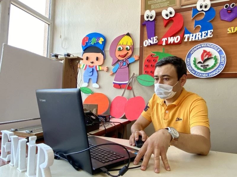 (Özel) Atık malzemelerden CNC makinesi yaptı
