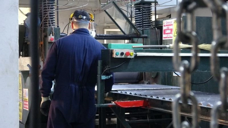 Osmanlı saraylarının vazgeçilmezi ’kurşun’un dökümü ve çatılara kaplanması işte böyle yapılıyor
