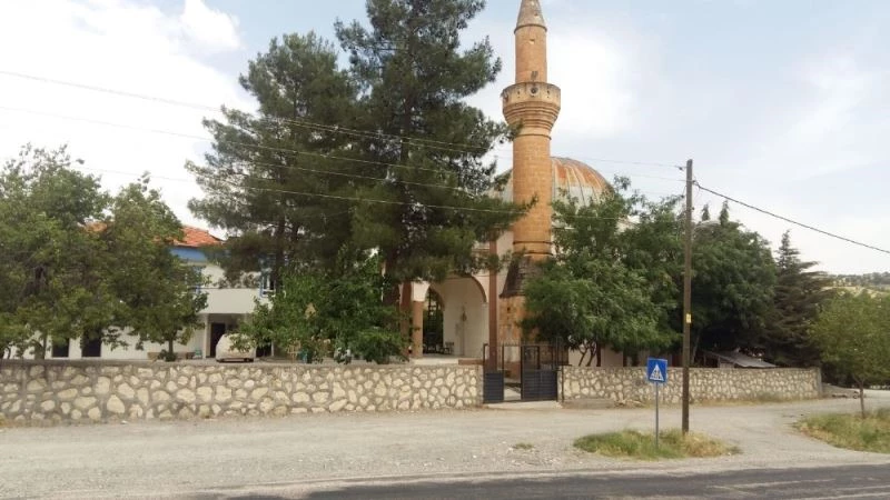 Depremde minarenin taşları ayrıldı
