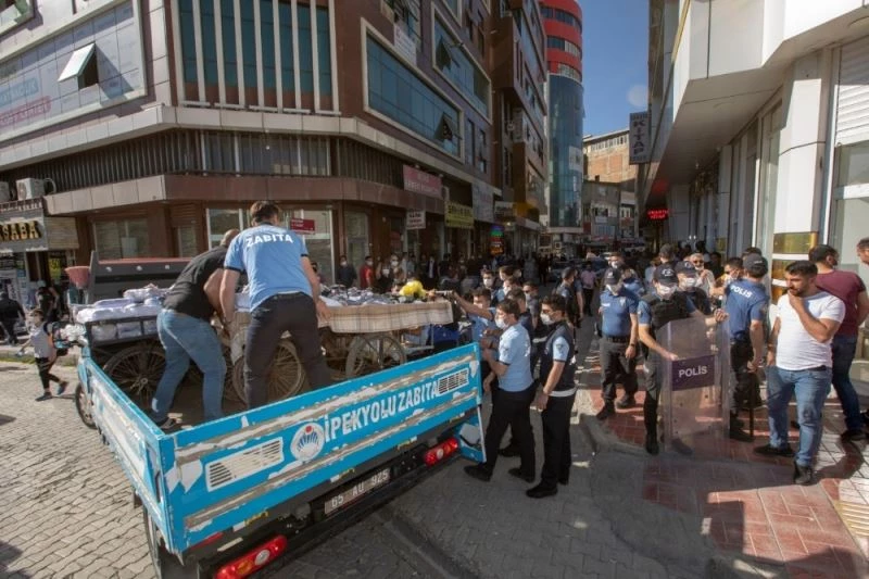 Zabıtadan kaldırım işgaline ve seyyar satıcılara yönelik denetim
