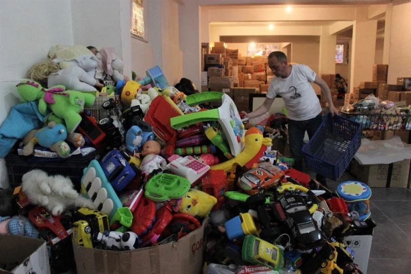 (Özel) Annesiyle bozuk oyuncakları tamir etti, binlerce çocuğu sevindirdi
