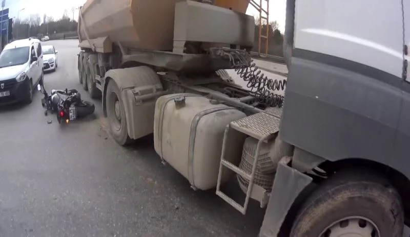 (Özel) İstanbul’da motosikletlilerin ölümden döndüğü kazalar kamerada
