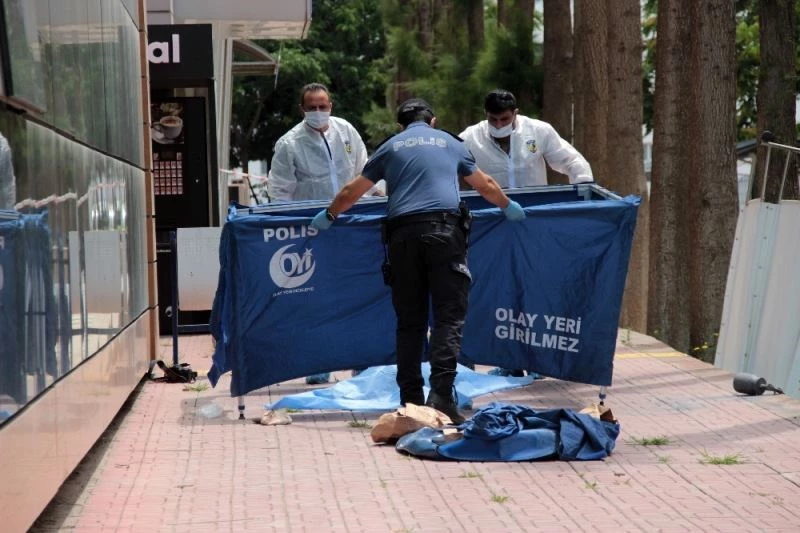 Üniversite yemekhanesi çatısından düşen işçi hayatını kaybetti
