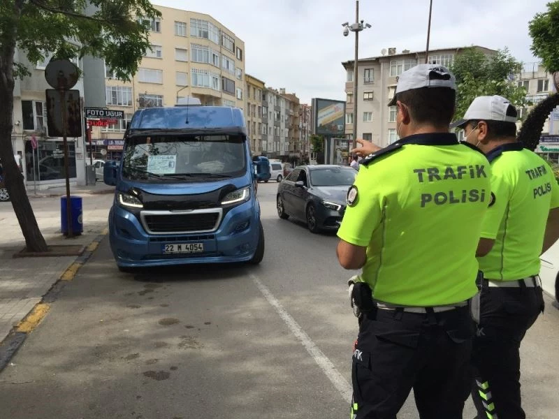 Kapasite denetimi yapılan minibüsler boş geldi, maske takmayanlar yüzlerini gizledi
