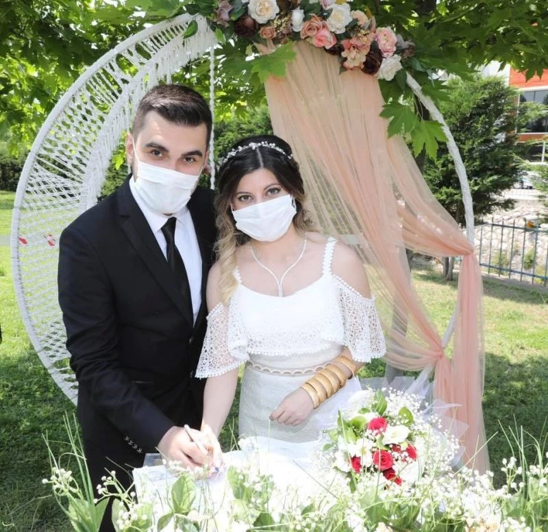 Dünya evine maskeleri ile girdiler
