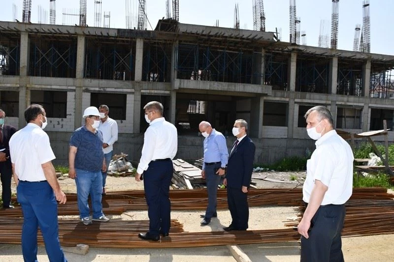 Vali okul inşaatlarını inceledi
