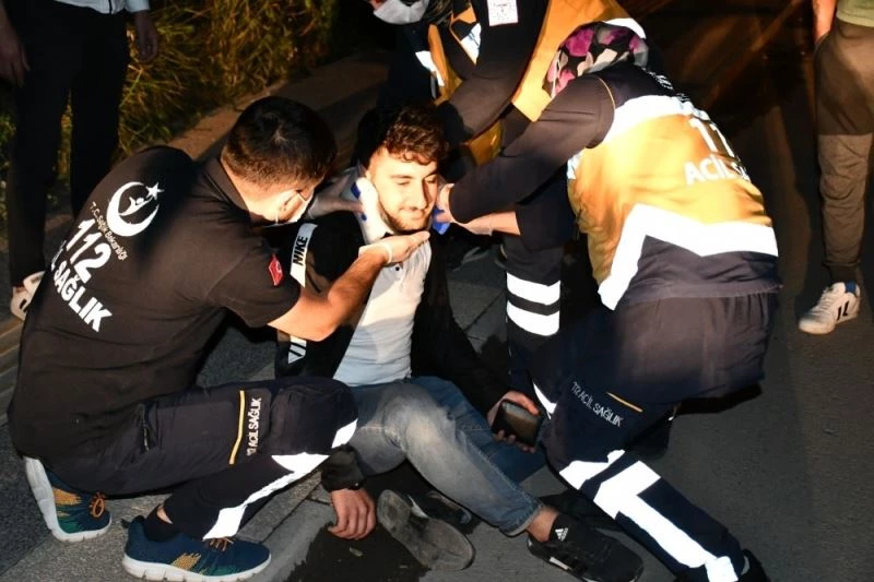 Kediye çarpmak istemeyen kurye motosikletle kaldırıma çarparak yaralandı
