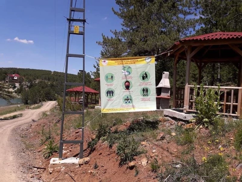 Tabiat parklarına uyarıcı pankartlar asıldı
