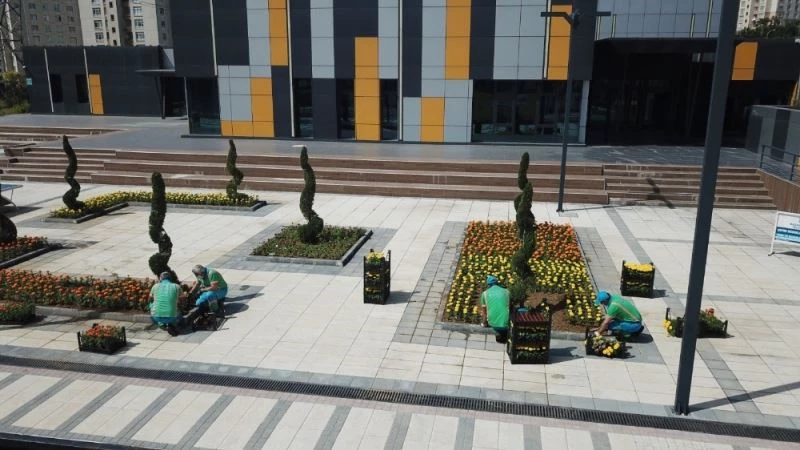Başakşehir yüzbinlerce çiçekle süslendi
