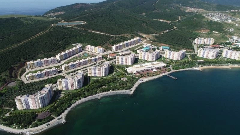 Marmara’da deniz sezonu açıldı, tatilciler Armutlu’ya akın etti
