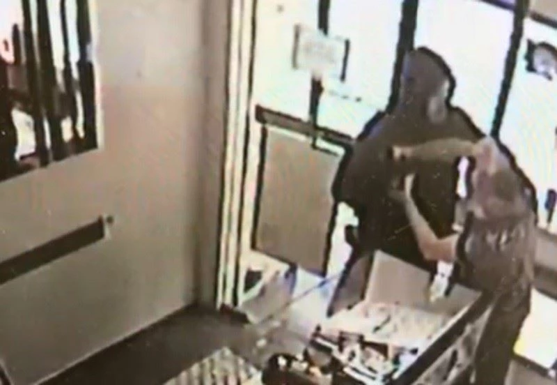 İzmir’de kuyumcuyu soymaya çalışan şüpheli sert kayaya çarptı
