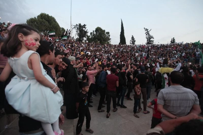 Esad karşıtı eylemlerin önemli ismi Sarut’un ölüm yıldönümünde binlerce kişi bir arada
