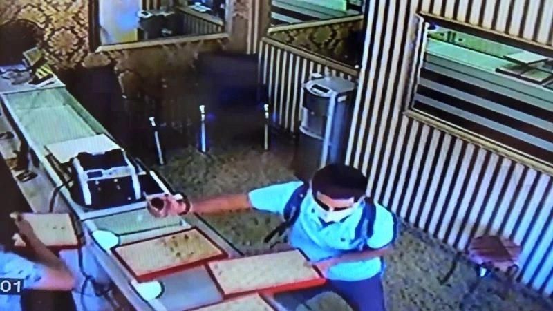 (Özel) Kartal’da biber gazlı kuyumcu soygunu kamerada
