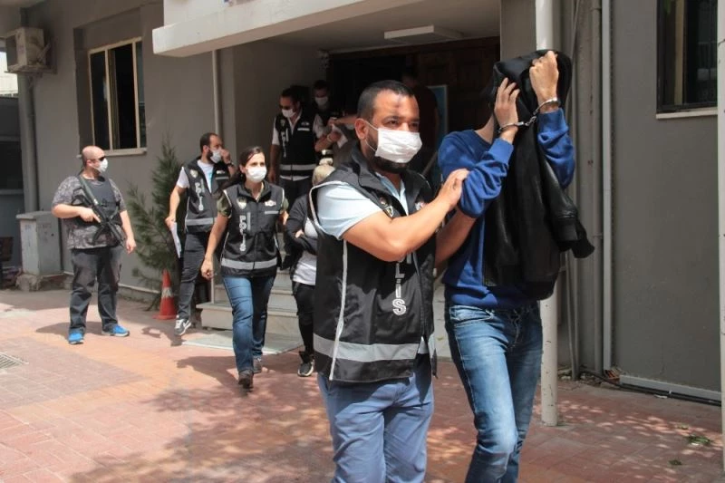 Sahte kimlikle kredi kartı çıkartan şüpheliler adliyede
