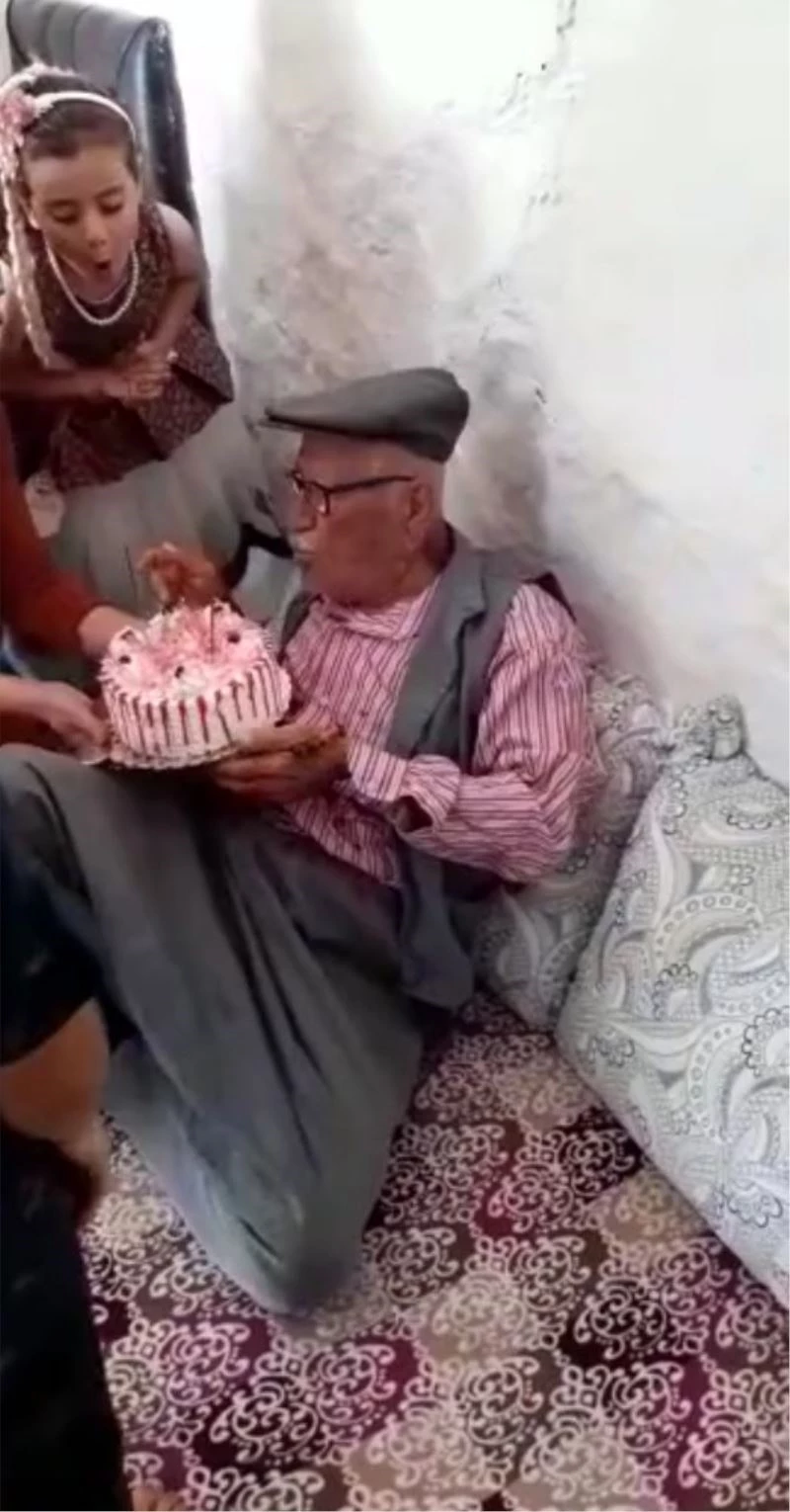 Kısıtlamadan dolayı sokağa çıkamayan dedeye torunlarından doğum günü sürprizi
