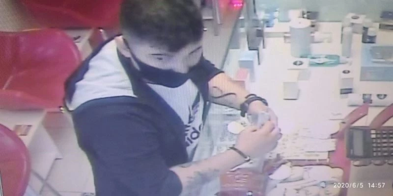 Çaldığı altınları bozdururken yakayı ele verdi
