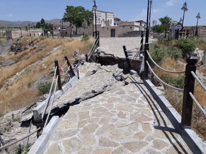 Avanos Bayram tepesinde toprak kayması meydana geldi
