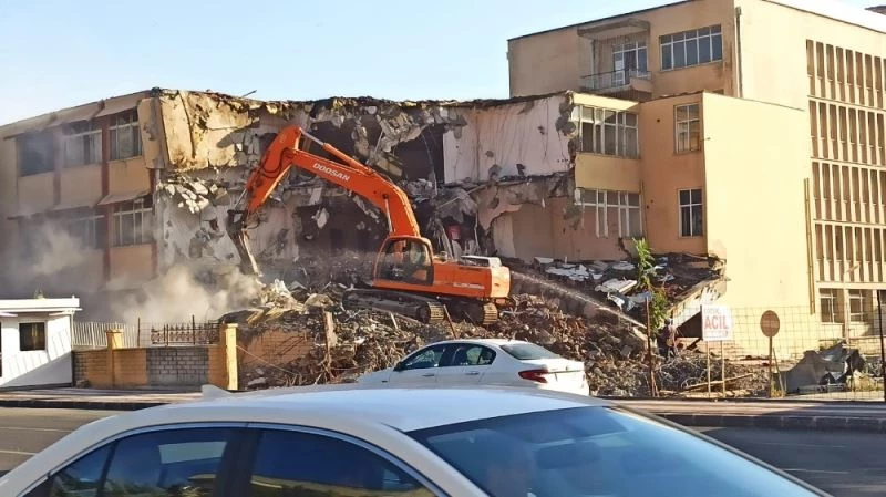 Eski SSK hastanesinin yıkımı başladı
