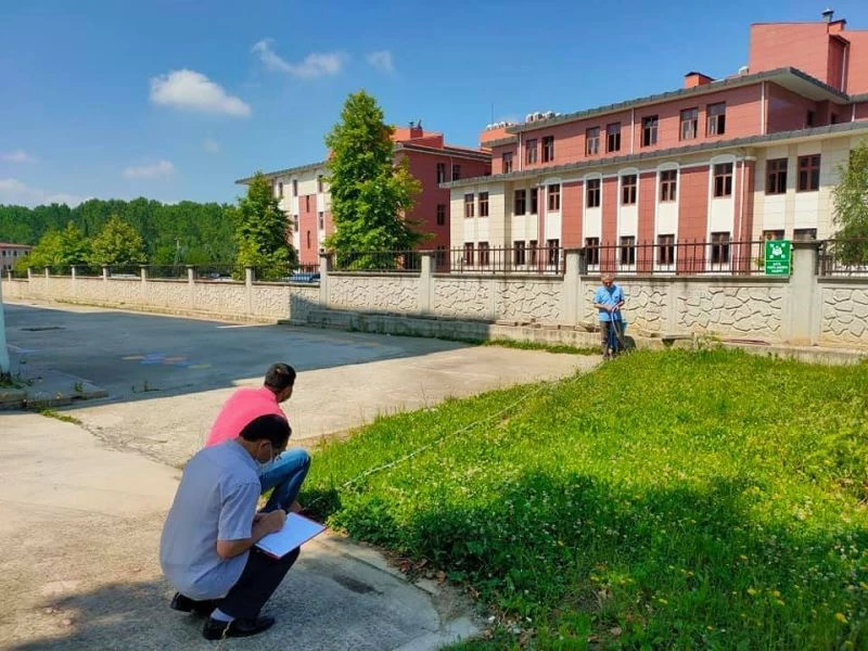 Okul bahçesinde yeşil alan ölçümü yapıldı
