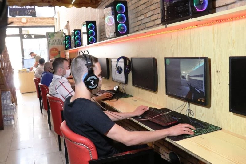 Online oyun tutkunları internet kafelere koştu
