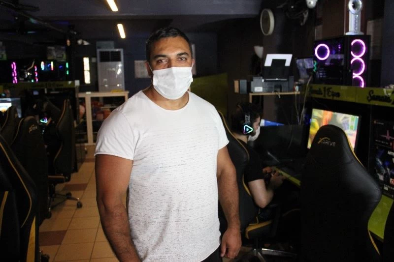 İnternet kafeler sosyal mesafe ve maske kuralıyla kapılarını açtı
